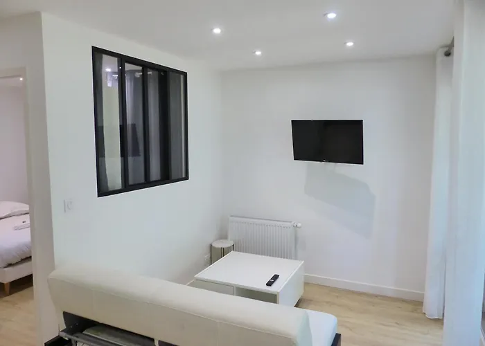 Mangin, Grand T2 Rénové, 2 Pers, Parking Inclus *